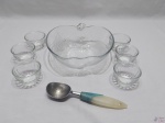 Bowl com 6 cumbucas em vidro moldado e concha de sorvete em aço inox com pega em resina. Medindo o bowl 20cm x 19,5cm x 7cm de altura.