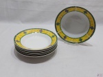Jogo de 6 pratos fundos em porcelana branca estampada. Medindo 20,5cm de diâmetro.