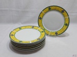 Jogo de 8 pratos rasos em porcelana branca estampada. Medindo 27cm de diâmetro.