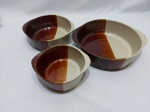 Jogo de 3 travessas redondas em porcelana refratária. Medindo 23,5cm; 18,5cm; 14,5cm de diâmetro respectivamente.