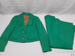 Conjunto Social Feminino Verde, sendo 1 vestido e 1 blazer. Peças em ótimo estado. Medindo vestido: 44 cm de busto x 42,5 cm de cintura x 36 cm ombro a ombro x 98 cm de comprimento. Blazer: 40 cm ombro a ombro.