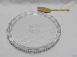 Prato de bolo em vidro moldado com espátula de bolo em aço inox dourado. Medindo o prato 30cm de diâmetro.