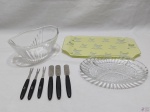 Lote diverso, composto de petisqueira, bandeja, etc. Medindo a bandeja em vidro 31cm x 18cm.