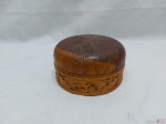 Caixa decorativa em madeira entalhada. Medindo 15cm de diâmetro x 7,5cm de altura.