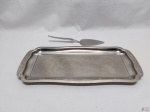 Lote composto de bandeja retangular e espátula de bolo em aço inox. Medindo a bandeja 40cm x 18,5cm.