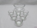 Jogo de 6 cumbucas e bowl em grosso vidro incolor. Medindo o bowl 17cm de diâmetro x 8,5cm de altura.