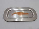 Travessa retangular em aço inox Eberle com desenho de lagosta no fundo. Medindo 38cm x 21cm.