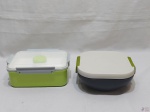 Lote de 2 marmitas, sendo uma com divisões internas e uma com recipiente térmico para manter a comida aquecida.