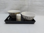 Lote composto de 2 bowls em porcelana, saleiro em porcelana e bandeja retangular em resina. Medindo os bowls 16cm de diâmetro x 8,5cm de altura.