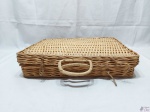 Maleta em ratam trançado. Medindo 44cm x 33cm x 9cm de profundidade.
