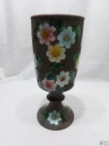 Vaso floreira tipo cálice em cerâmica Weiss floral vitrificada. Medindo 15,5cm de diâmetro de boca x 36cm de altura. Leve bicado na borda.