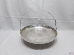 Fruteira, centro de mesa em prata 90 Art-prata com fundo cinzelado e alça. Medindo 35,5cm de diâmetro x 30cm de altura com alça e 8cm de altura sem alça