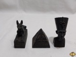 Lote de 3 enfeite do Egito antigo em resina preta. Medindo o maior 9,5cm de altura.