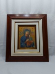 Quadro com óleo sobre cerâmica e moldura em madeira, retratando a Nossa Senhora do Perpétuo Socorro. Medindo a moldura 63cm x 55,5cm.