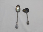 Colher de servir e concha de molho em prata 90 Wolff, modelo lacinho. Medindo a colher 26cm de comprimento.