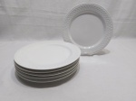 Jogo de 6 pratos rasos em porcelana Schmidt branca com relevos. Medindo 26cm de diâmetro.