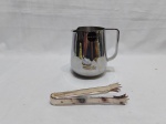 Jarra em aço inox Alessi com pinça pegador de gelo. Medindo a jarra 15cm de altura x 9,5cm de diâmetro de boca.