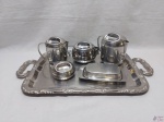 Jogo de servir chá, café com 6 peças em aço inox Tramontinox. Sendo dois bules, uma leiteira, um açucareiro, uma manteigueira e bandeja. Medindo a bandeja 52,5cm x 32cm.