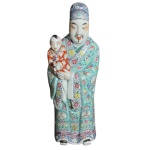 Escultura de imperador chines, apresentando filho em porcelana - altura 60 cm - obs: pequeno dano no pescoço do filho