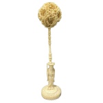 Escultura em marfim representando BUDA carregando o mundo, o eterno malabarismo da humandida entre a fé e o mundo - Altura com a esfera 27 cm