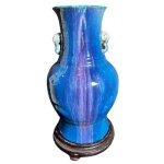 Vaso em porcelana chinesa atribuído a dinastia MING em esmalte flambe na cor azul e lilás, alças com cabeça de elefante - altura 36 cm sem a base - acompanha peanha de madeira