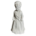 Bonequinha em porcelana alemã, representando mãe de santo - 25 cm de altura - assinada na base por artista Alemão