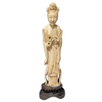 Escultura em marfim representando gueixa- altura 18 cm com a base e 15 cm sem a base