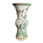 Vaso em porcelana atribuido a dinastia MING- Altura 45 cm x Diâmetro 22 cm - OBS: uma avaria na borda
