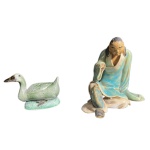 Duas esculturas em porcelana, sendo um pato E um camponês - altura do maior 8 cm