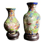 Dois de vasos em cloisonne com peanha - 10 cm de altura com a base e 8 cm de altura sem a base
