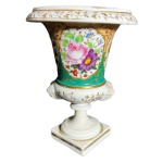 Vaso medice em porcelana velho Paris Com motivos florais e faces de gorgulas - altura 28 cm e diâmetro da boca 21 cm - Séc XIX