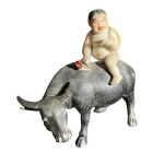 Escultura - Criança no touro em porcelana e Biscuit - altura 21 cm x comprimento 21 cm