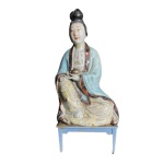 Escultura em porcelana KUAN YN representando mulher com base de acrílico  representando mesinha - altura 25 cm - obs: pequena perda no potiche da mão dela
