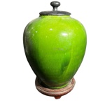 Antigo Vaso royal green celadon flabé, com tampa esculpida em madeira - Ginger Jar - 37 cm de altura com a base e 35 sem a base - Diâmetro da boca 11 cm