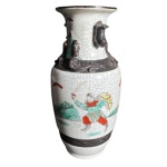 Vaso de porcelana correano craquele séc XIX assinado na base representando batalhas de samurais  - altura 17 cm