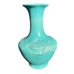 Vaso chines de porcelana celadon azul turquesa com dragão em alto relevo   - 21 cm de altura - 8 cm de diâmetro da boca