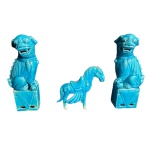 Par Cães de Fo e cavalo em azul turquesa - altura do cão 14 cm - obs: um cão está restaurado