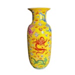 Grande Vaso de porcelana FAMILIA AMARELA  com dragões desenhados, marcado na base - altura 60 cm e diâmetro da boca 20 cm