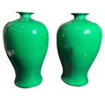 Par de jarrões de porcelana celadon royal green  - altura 52 cm e diâmetro da boca 13 cm