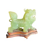 Escultura em Jade representando Cão de fó - DINASTIA QING - Séc XIX - altura 14 cm x comprimento 13 cm  - Obs: necessita limpeza