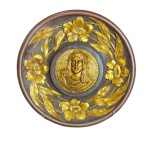 Medalhão de madeira folheado a ouro com imagem de rosto de Jesus - diâmetro 31 cm