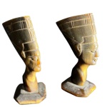 Par de esculturas em chifres de bufalos africanos representando Nefertiti - altura 12 cm