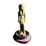 Antiga Mini escultura de Deusa Ísis Egito de terracota - altura com a base 5 cm - obs: pequeno restauro e pequena perda na parte de baixo