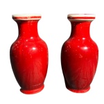 Par de vasos chineses de porcelana sangue de boi com marca na base - altura 17 cm x diâmetro da boca 6 cm
