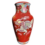 Vaso de porcelana sangue de boi com desenho de dragões - CHINA possivelmente periodo QIANLONG- 35 cm de altura x diâmetro da boca 14 cm