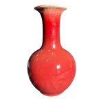 Vaso boca de corneta sangue de boi em porcelana CHINA atribuido ao periodo QIANLONG- 29 cm x 10 cm de diâmetro da boca