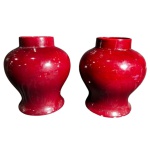 Par de vasos em ceramica ao gosto  sangue de boi - altura 29 cm e diâmetro da boca 13 cm - Obs: um deles com lascados na base