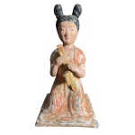 Escultura de musicista ao gosto da dinastia HAN em terracota - altura 38 cm e base 20x20 cm
