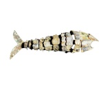 Escultura de peixe flexível em metal prateado e madrepérola, NEPAL CHINA séc XIX- 20 cm de comprimento