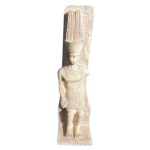 Reprodução de Escultura egípcia em marfinitI, representando Amon Rá, o pai de Tutankâmon   - altura 12 cm x comprimento 5 cm